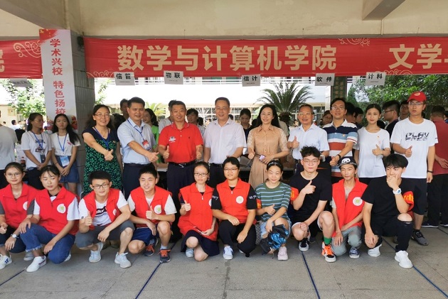 院校领导与学生党员、志愿者团队.jpg